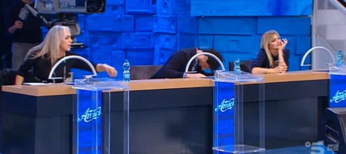 Amici 21, Raimondo Todaro sbatte la testa sul tavolo e scatena una bufera | Video Witty Tv Amici 21 Todaro bufera