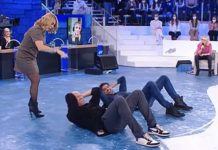 Amici 21, gara di addominali tra Rudy Zerbi e Raimondo Todaro: la Pettinelli getta l’acqua | Video Witty Tv Amici 21 gara addominali