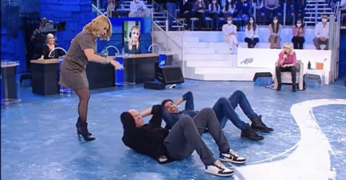 Amici 21, gara di addominali tra Rudy Zerbi e Raimondo Todaro: la Pettinelli getta l’acqua | Video Witty Tv Amici 21 gara addominali