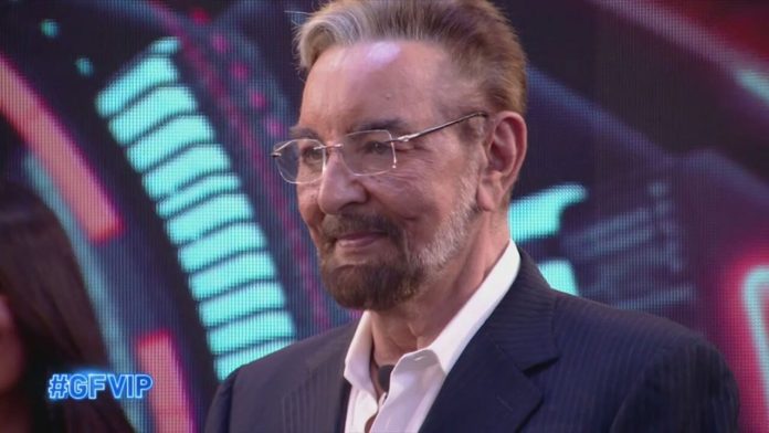 Grande Fratello Vip, chi è uscito ieri sera lunedì 24 gennaio 2022? Nessun Eliminato, il preferito è Kabir Bedi | Video Mediaset Kabir Bedi a Verissimo