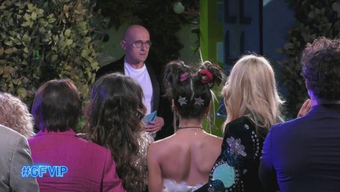 Alfonso Signorini entra nella Casa del GF Vip, per un Comunicato ai concorrenti | Video Mediaset Signorini entra in Casa