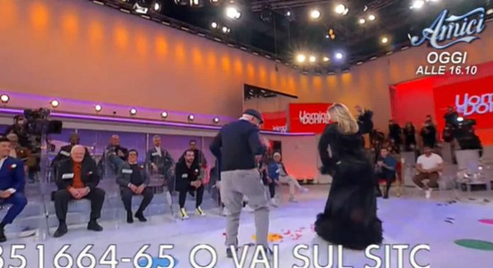 Uomini e Donne, Tina Cipollari balla con Luciano di C’è Posta per te | Video Witty TV Uomini e Donne Tina e Luciano