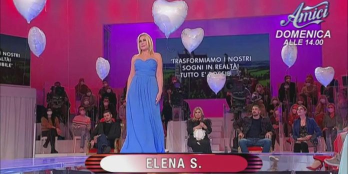 Uomini e Donne, Tina e Gianni contro Elena. Lei: “cerco una persona che mi dia sentimenti” | Video Witty Tv Elena a Uomini e Donne