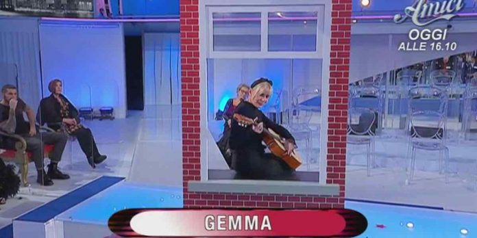 Uomini e Donne, Gemma si sfoga: “Nadia si è messa in mezzo tra me e Massimiliano” | Video Witty Tv Gemma come Audrey Hepburn a Uomini e Donne