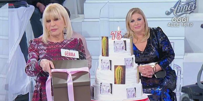 Uomini e Donne, Tina: torta e regalo di compleanno a Gemma per i “75 anni” | Video Witty Tv Tina e compleanno Gemma a Uomini e Donne