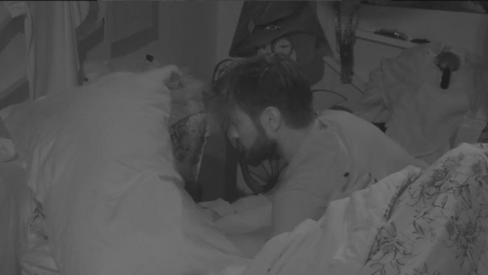 GF Vip, Alex Belli e Soleil Sorge di nuovo l’uno tra le braccia dell’altra. Lui si commuove | Video Mediaset Alex e Soleil Sotto le coperte