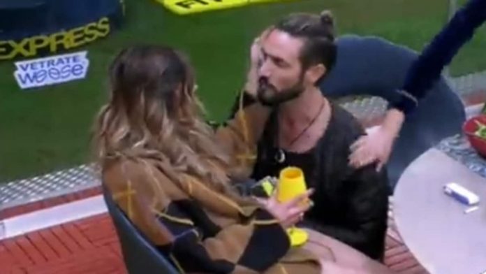 GF VIP, Alex Belli si inginocchia a Soleil, Delia lo strattona: “Non la toccare” | Video Mediaset Alex in ginocchio a Soleil