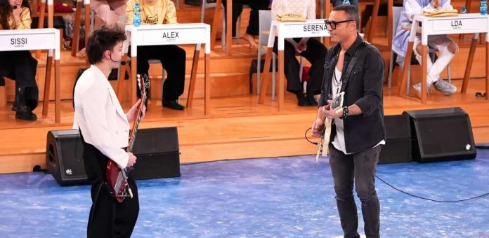 Amici 21: il duetto di chitarra tra Luigi e Alex Britti | Video Witty Tv Amici 21 Luigi e Alex Britti