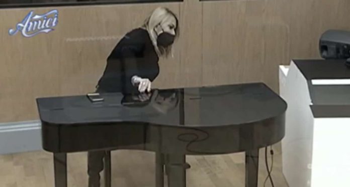 Amici 21: la caduta di Anna Pettinelli dalla sedia, tutti ridono | Video Witty Tv Amici 21 la caduta di Anna Pettinelli