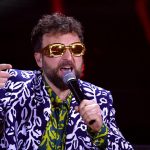 Dargen D’Amico canta “Ai ai” – Testo e significato della canzone di Sanremo 2026 Dargen D'Amico