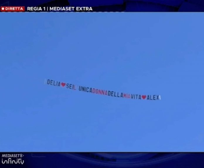 GF Vip, aereo per Delia Duran da Alex Belli: “Sei l’unica donna della mia vita” | Video Mediaset Delia Aereo Alex