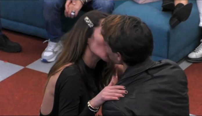 GF Vip, Delia Duran complice e vicina ad Antonio Medugno. Lui non si fida: “Temo stia giocando” | Video Mediaset Delia e Antonio