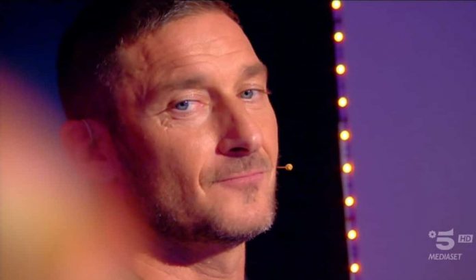 Francesco Totti a C’è Posta per te 2022: la sorpresa di Noemi ai suoi genitori | Video Witty Tv Francesco Totti a C'è Posta per te