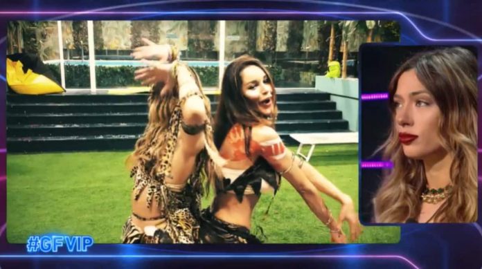 GF Vip, il bacio tra Delia Duran e Soleil Sorge: “Giochiamo a carte scoperte”. Il triangolo continua? | Video Mediaset Il triangolo Delia Soleil Alex