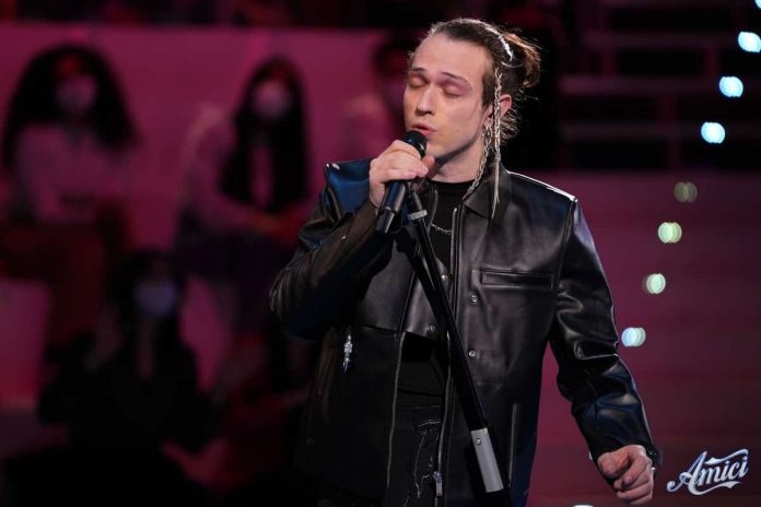 Irama ad Amici 21 canta Ovunque sarai: tutti in piedi per lui, Celentano scatenata | Video Witty Tv Irama canta Tu No