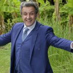 Tale e Quale Show, intervista a Flavio Insinna: “A 61 anni non sgomito per stare in TV. Ballando con le Stelle? Se fossi più giovane parteciperei” Flavio Insinna