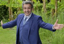 La stoccata vincente, intervista a Flavio Insinna: “Dopo il film tv mi sono avvicinato alla scherma. I miei maestri? Gigi Proietti e Nino Frassica” Flavio Insinna