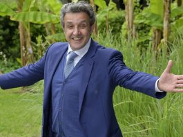 Tale e Quale Show, intervista a Flavio Insinna: “A 61 anni non sgomito per stare in TV. Ballando con le Stelle? Se fossi più giovane parteciperei” Flavio Insinna