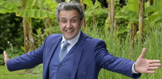 Tale e Quale Show, intervista a Flavio Insinna: “A 61 anni non sgomito per stare in TV. Ballando con le Stelle? Se fossi più giovane parteciperei” Flavio Insinna