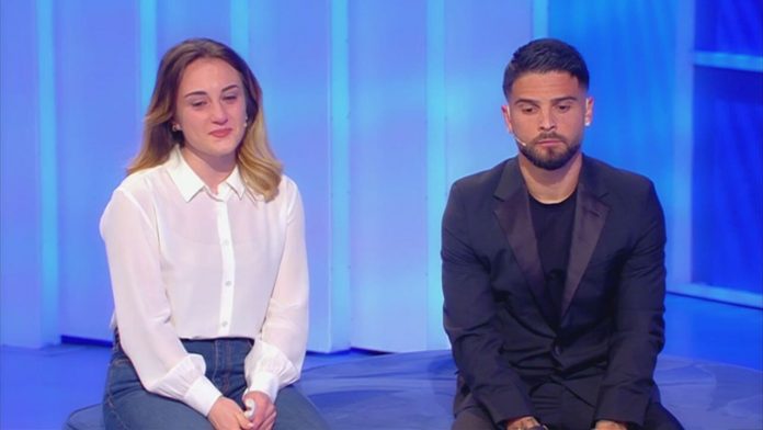 Insigne commosso a C’é posta per te per la storia di Carmen: le belle parole e i regali del capitano del Napoli | Video Mediaset Lorenzo insigne a c'è posta per te 2022