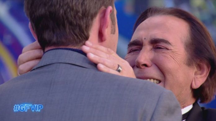 GF Vip Finale, la sorpresa a Giucas Casella, arriva il figlio James | Video Mediaset Casella e il figlio James