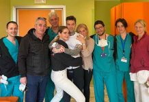 Fedez ha lasciato l’ospedale, con lui Chiara Ferragni. Ai giornalisti ha dichiarato: “Sto bene” | FOTO Fedez