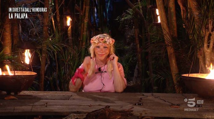 Isola dei Famosi, chi è uscito ieri sera lunedì 2 maggio 2022? Eliminata Ilona Staller | Video Mediaset Isola dei famosi 2022 Ilona staller Cicciolina