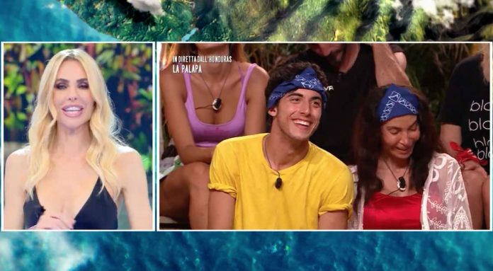 Isola dei Famosi 2022: una prova al bacio per Alessandro per la conquista delle polpette | Video Mediaset Isola dei famosi 2022 la prova al bacio di alessandro