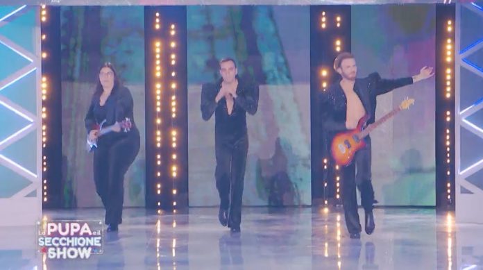 La Pupa e il Secchione Show: i secchioni si trasformano nei Maneskin | Video Mediaset La pupa e il secchione show