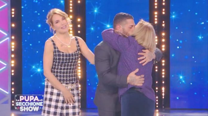 Francesco Chiofalo e la storia della sua malattia: emozioni a La Pupa e il Secchione Show | Video Mediaset La pupa e il secchione show