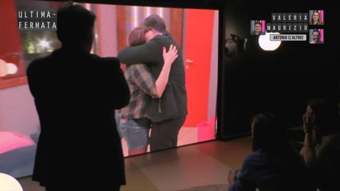 Ultima Fermata, Valeria è confusa, non sa chi scegliere: interviene lo psicologo | Video WittyTv Valeria Maurizio e lo specchio