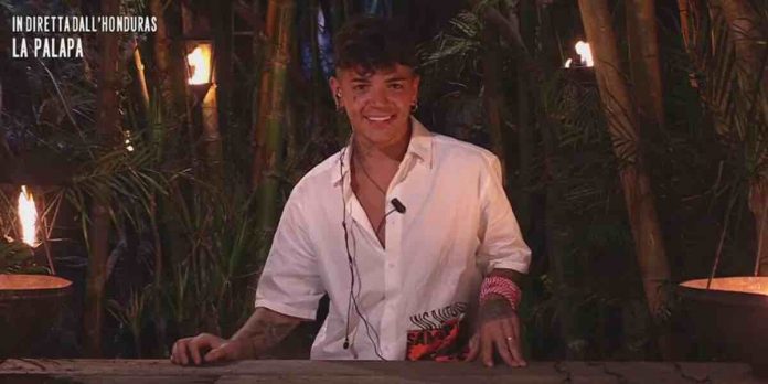 Isola dei Famosi 2022, Blind contro Nicolas Vaporidis. L’attore: “non sto facendo il doppiogioco” | Video Mediaset Blind a L'Isola dei Famosi 2022