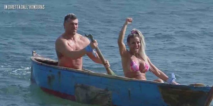Isola Dei Famosi 2022, Clemente Russo non si tuffa per “problema al timpano” e Luxuria “tutte scuse” | Video Mediaset Clemente Russo e la moglie Laura a L'Isola dei Famosi 2022