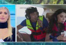 Isola dei Famosi 2022, Carmen Di Pietro divora cioccolata: il figlio la spinge dall’elicottero | Video Mediaset Carmen Di Pietro e il figlio Alessandro a L'Isola dei Famosi