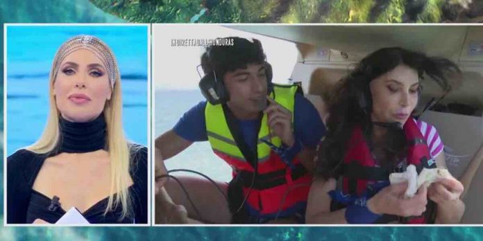 Isola dei Famosi 2022, Carmen Di Pietro divora cioccolata: il figlio la spinge dall’elicottero | Video Mediaset Carmen Di Pietro e il figlio Alessandro a L'Isola dei Famosi