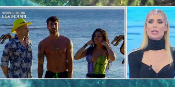 Isola dei Famosi 2022, televoto flash: concorrenti eliminati? Roger e Jovana a Playa Sgamada | Video Mediaset Jovana e Roger a L'Isola dei Famosi 2022