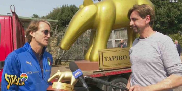Tapiro gigante a Roberto Mancini, la consegna a Striscia La Notizia | Video Mediaset Tapiro a Roberto Mancini a Striscia