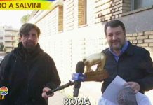 Tapiro a Matteo Salvini, la consegna a Striscia La Notizia | Video Mediaset tapiro a matteo salvini striscia la notizia