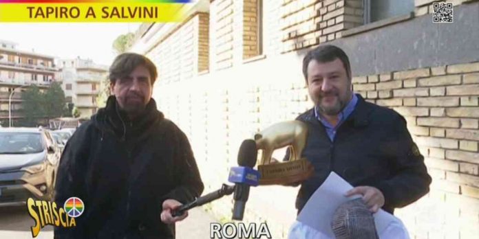 Tapiro a Matteo Salvini, la consegna a Striscia La Notizia | Video Mediaset tapiro a matteo salvini striscia la notizia