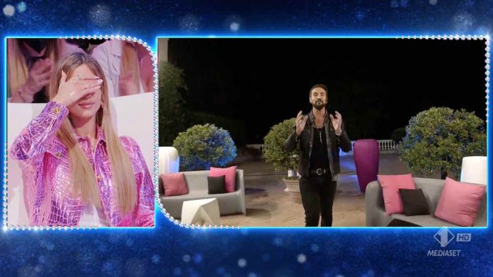 Alex Belli a “La Pupa e il Secchione Show”: l’incontro con Soleil Sorge | Video Mediaset Alex Belli Soleil Sorge a la pupa e il secchione show