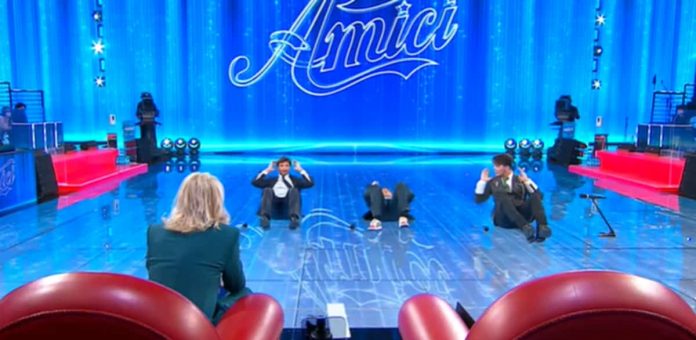 Amici 21, gara di addominali: vince Stefano De Martino | Video Witty Tv Amici 21 gara addominali