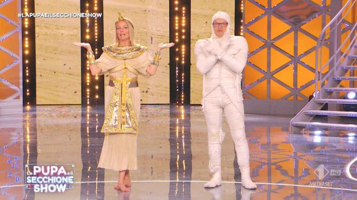 Flavia Vento in versione “Cleopatra” canta a La Pupa e il Secchione Show | Video Mediaset Flavia Vento la pupa e il secchione show