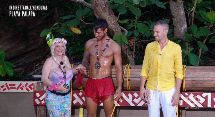 Cicciolina e Roger nuova coppia leader a L’Isola dei Famosi 2022 | Video Mediaset Isola dei famosi 2022 leader