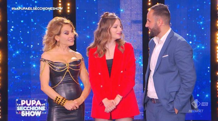 La Pupa e il Secchione Show: Annaclara ritrova tra il pubblico il suo ex Francesco e scatta il bacio | Video Mediaset La Pupa e il Secchione Show Annaclara e il suo ex Francesco