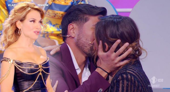 La Pupa e il Secchione Show: il bacio tra Gianmarco Onestini e Mila Suarez | Video Mediaset La pupa e il secchione show
