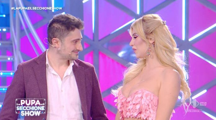 Paola Caruso a “La Pupa e il Secchione Show”: scontro con Elena Morali e l’incontro con il secchione Edoardo Baietti | Video Mediaset Paola Caruso a La pupa e il secchione show