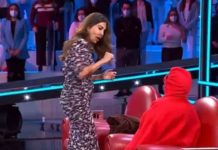 Sabrina Ferilli ad Amici 21: l’incontro con Giovannino che fa da poltrona | Video Witty Tv Sabrina Ferilli Amici 21 Giovannino