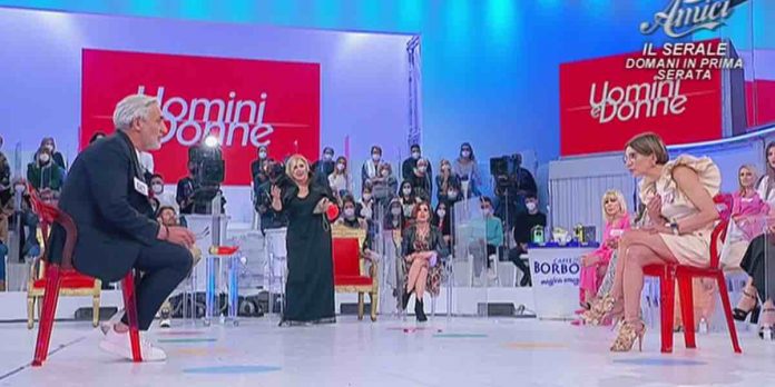 Uomini e Donne, Catia contro Biagio: “sei un poveraccio”. Tina difende la dama | Video Witty Tv Catia a Uomini e Donne