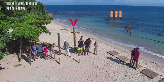 Isola dei Famosi 2022, i naufraghi divisi in due tribù: Tiburon e Cucaracha | Video Mediaset isola dei famosi, tribu tibuon e cucaracha