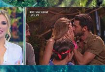 Isola dei Famosi 2022, il bacio in diretta tra Roger e Estefania | Video Mediaset bacio Roger e Estefania a Isola dei Famosi 2022